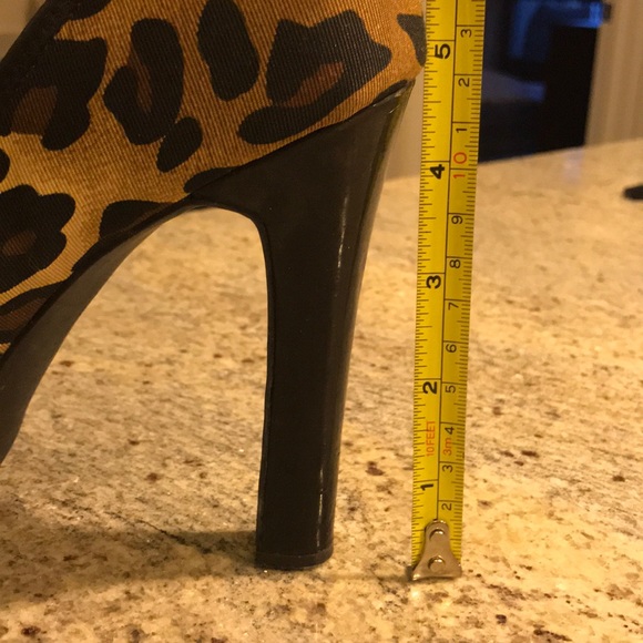 BCBG Sz 6.5 leopard print heel with bows - Picture 6 of 6
